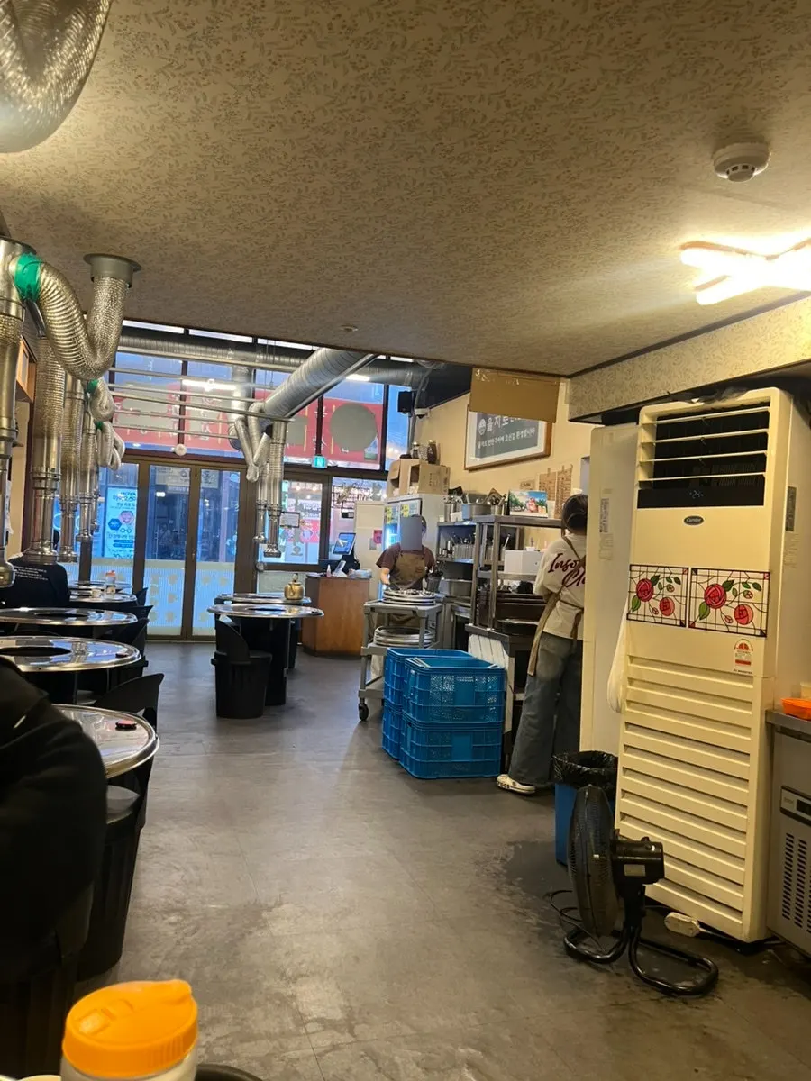 ภายในร้านหมูย่างบรรยากาศโนโป