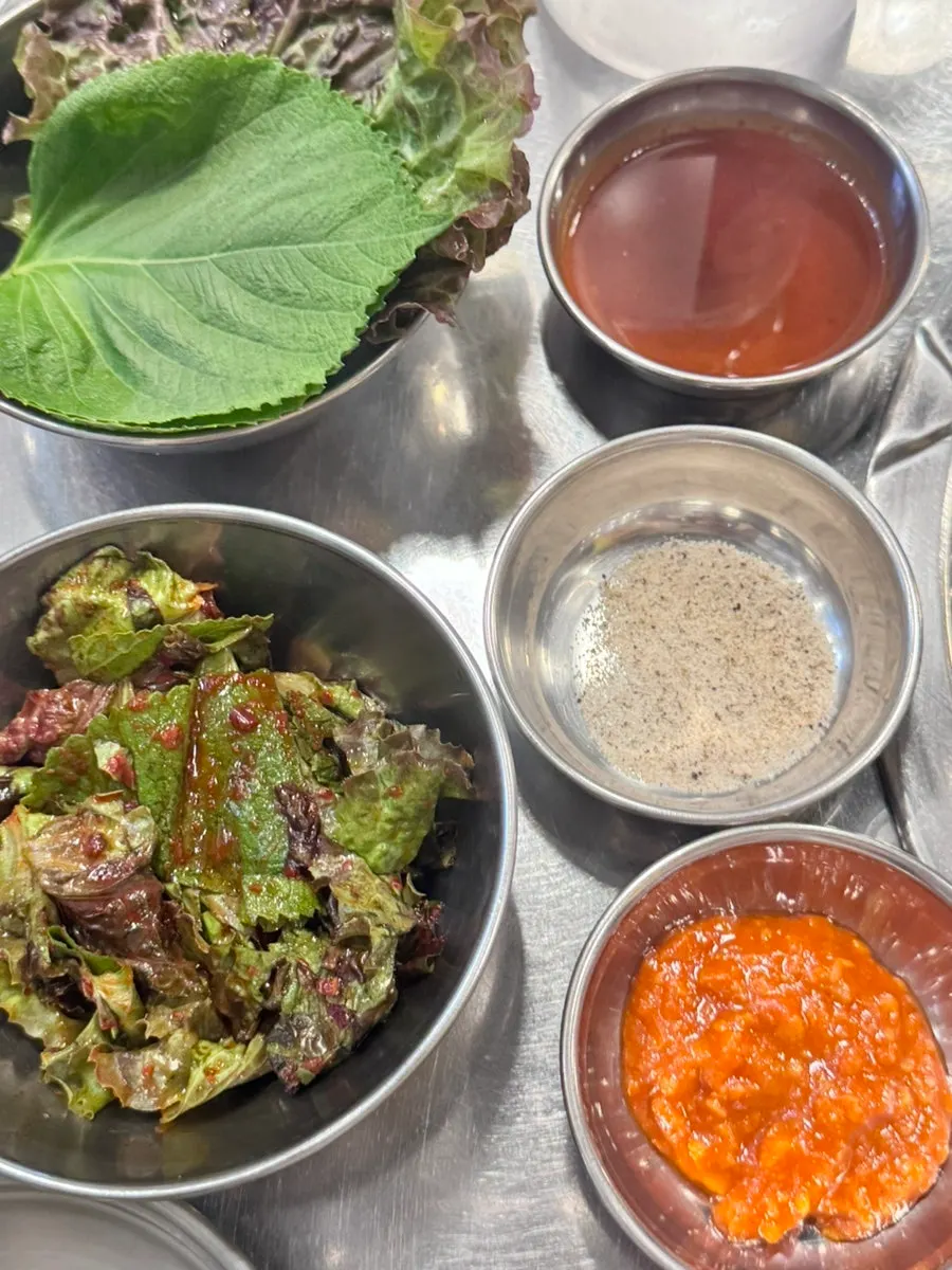 Seasoned lettuce and dipping sauces