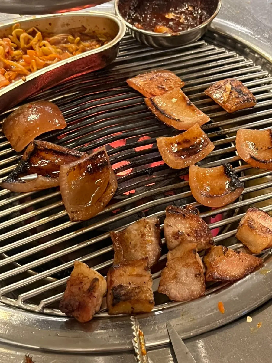 หนังหมูที่ย่างโดยรองด้วยถังกิมจิกันกระเด็น