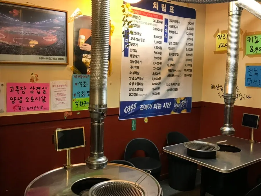 옛 포스터가 걸린 레트로한 매장 내부