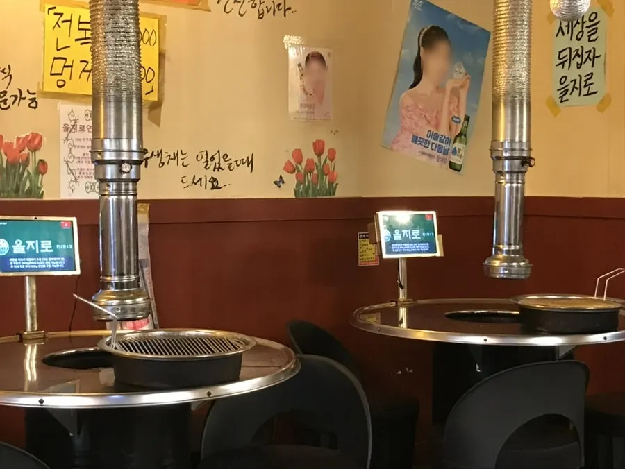 연탄 불판이 놓인 테이블 좌석