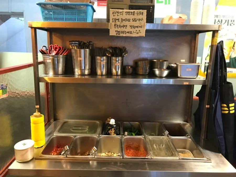멜젓과 상추가 놓인 기본 반찬 상차림