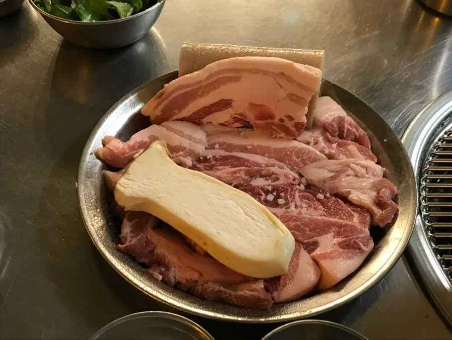 연탄불에 올려 굽는 삼겹살