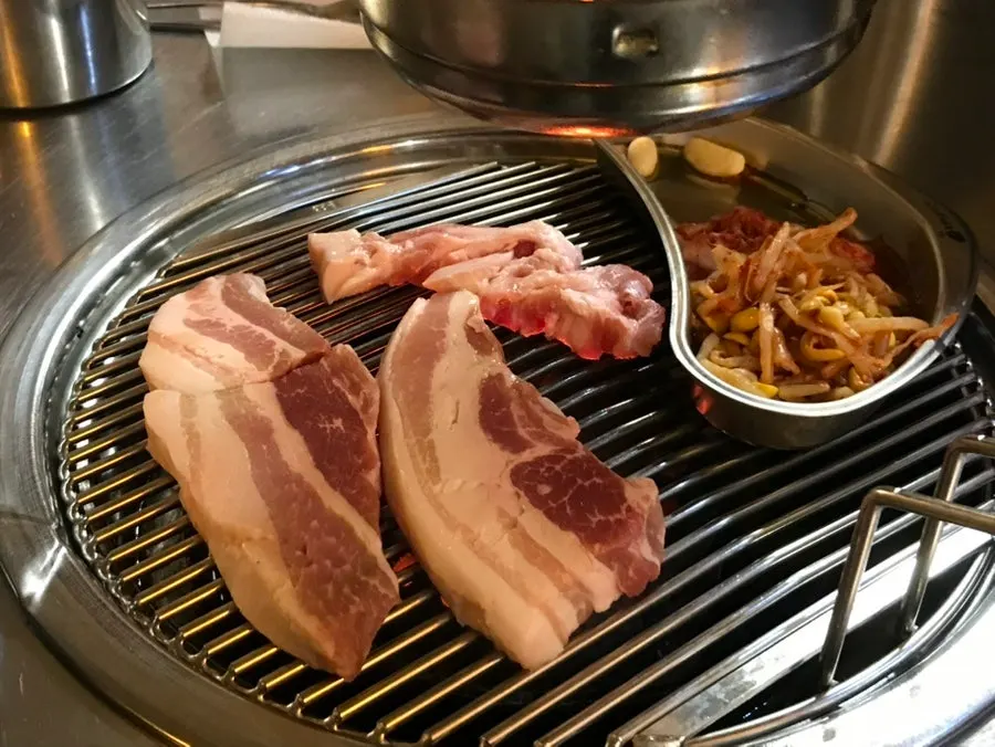 은은하게 익어가는 연탄구이 고기