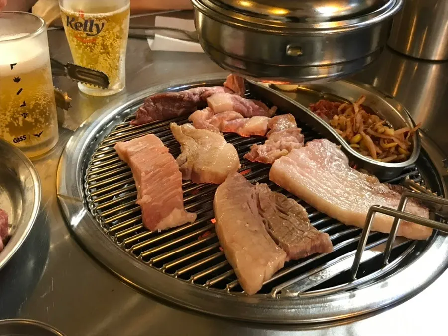 육즙 가득하게 구워진 삼겹살 한 점