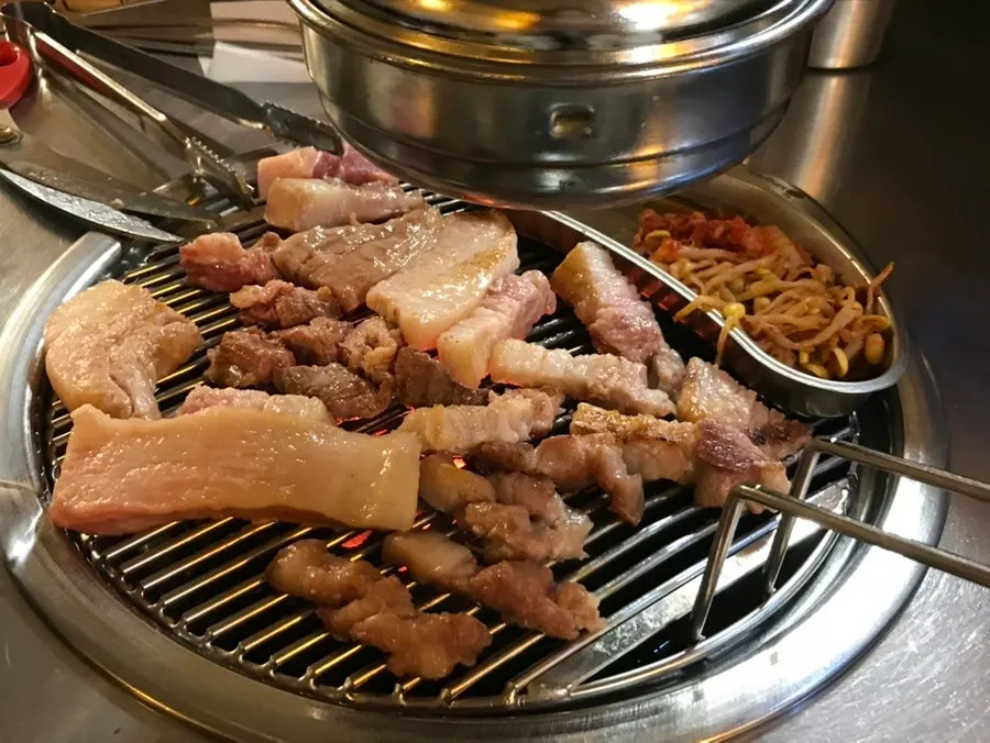 구워진 여러 부위 고기와 상추쌈