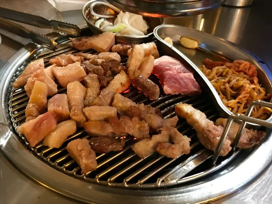 콩가루에 찍어 먹는 껍데기 구이