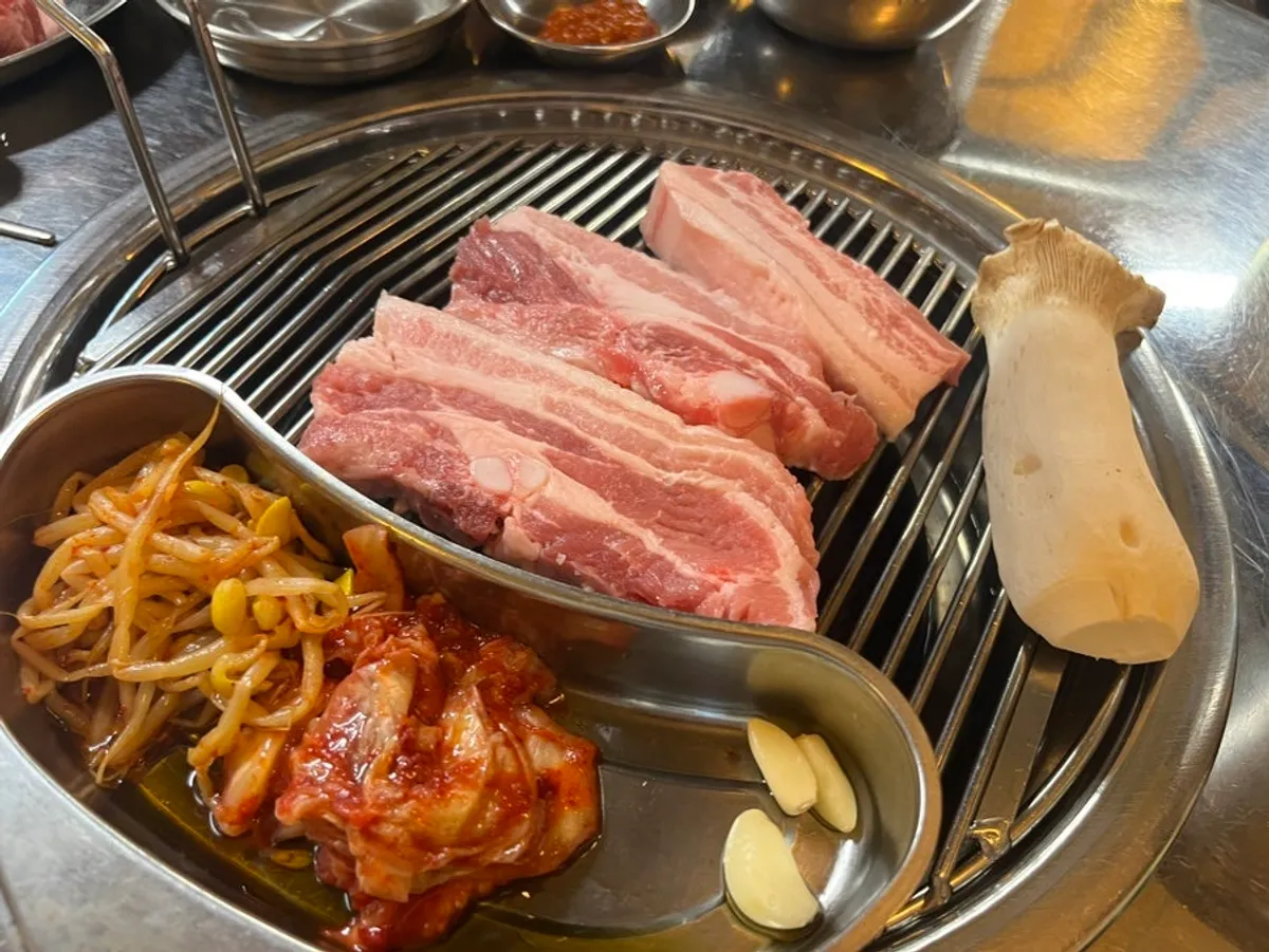 Golden, well-grilled charcoal pork belly