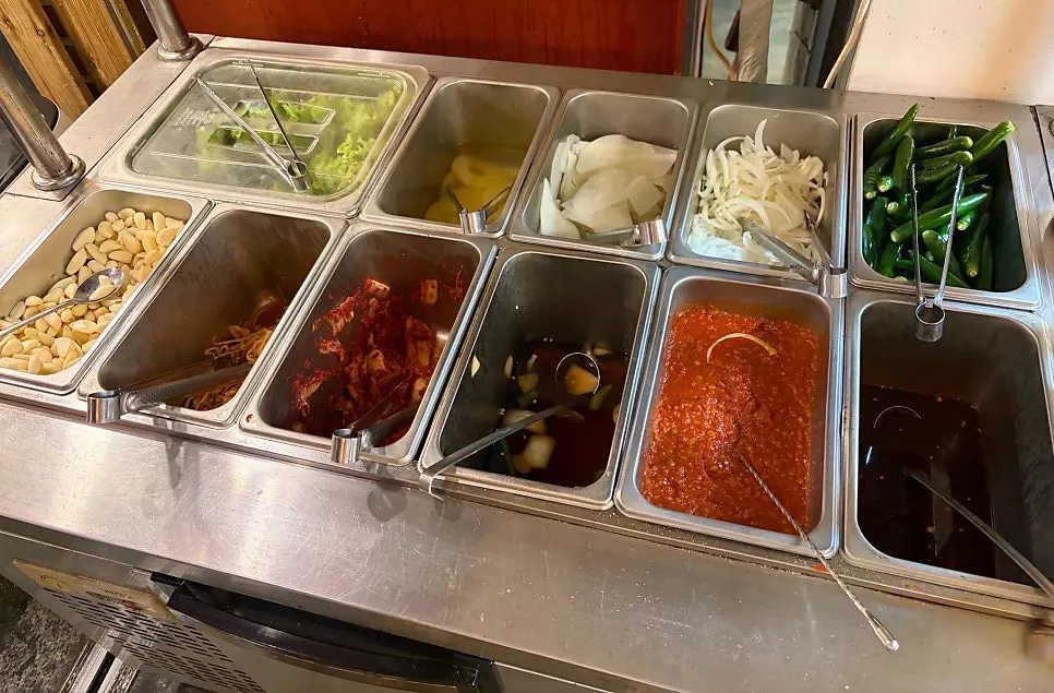 Self-serve bar corner for side dishes