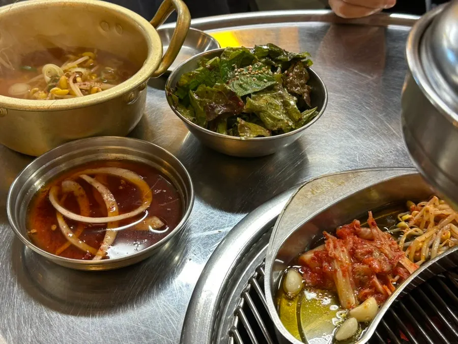 곁들임 반찬과 연탄불 기본 세팅