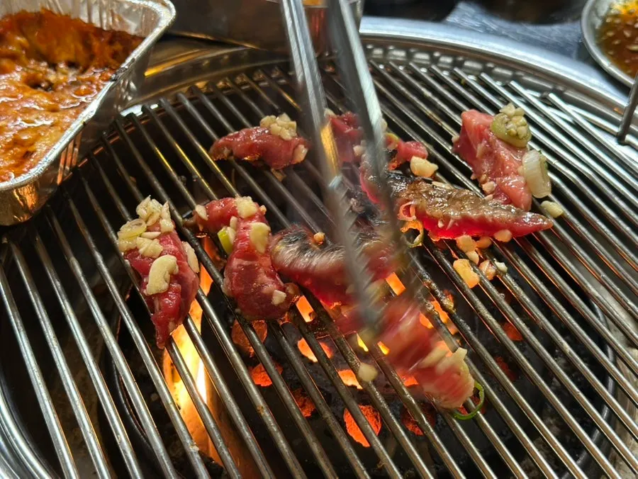 마늘 듬뿍 올린 양념 소갈빗살