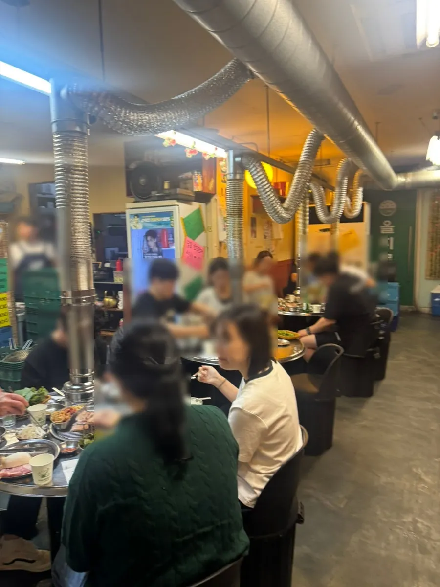 테이블마다 연통이 설치된 고기집 내부