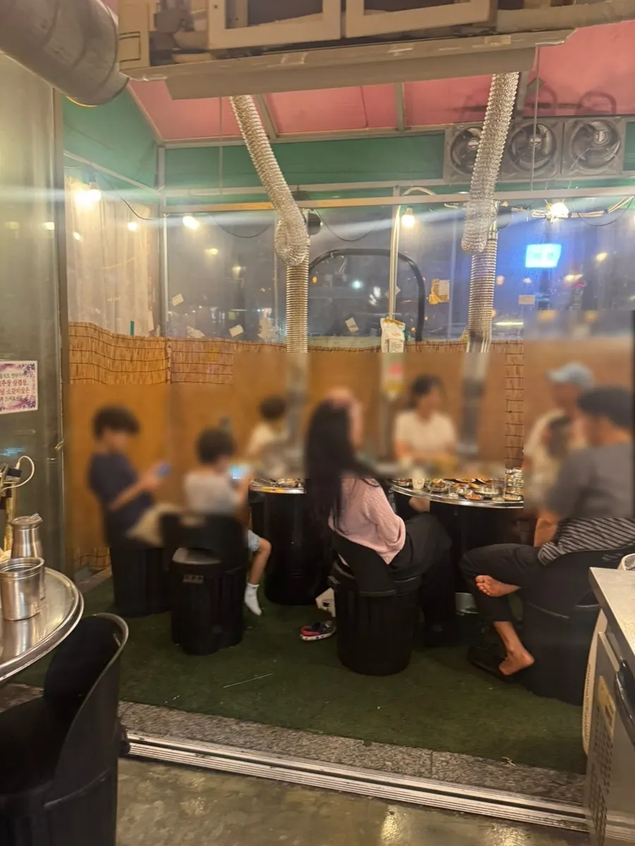 바깥쪽에 마련된 야외 좌석