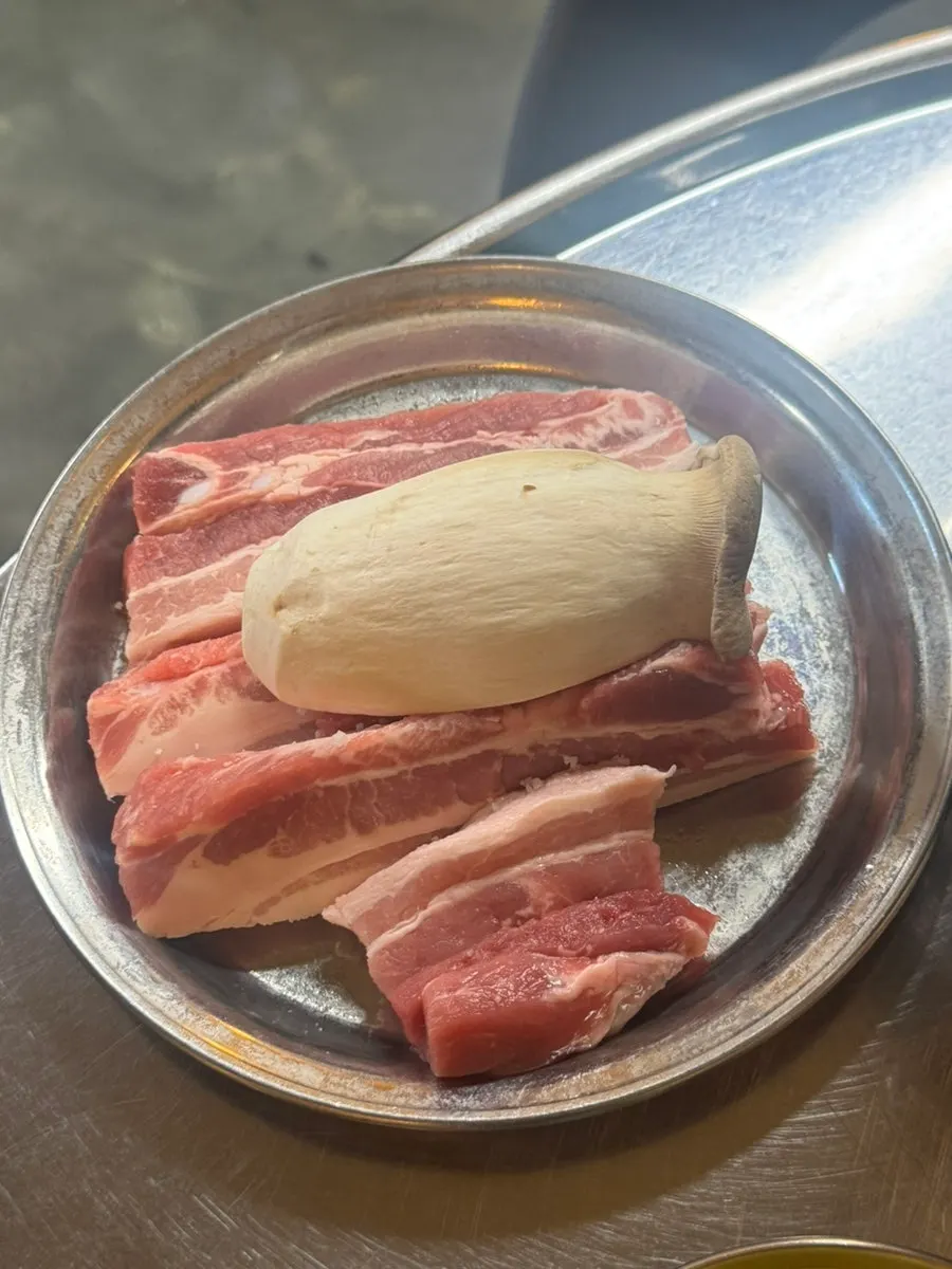 두툼하게 썰려 나온 생삼겹살 접시