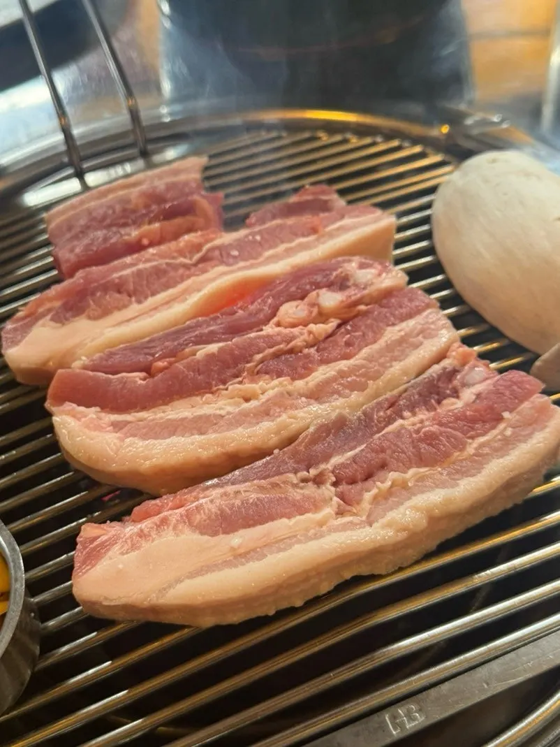 연탄 불판 위에서 익고 있는 삼겹살