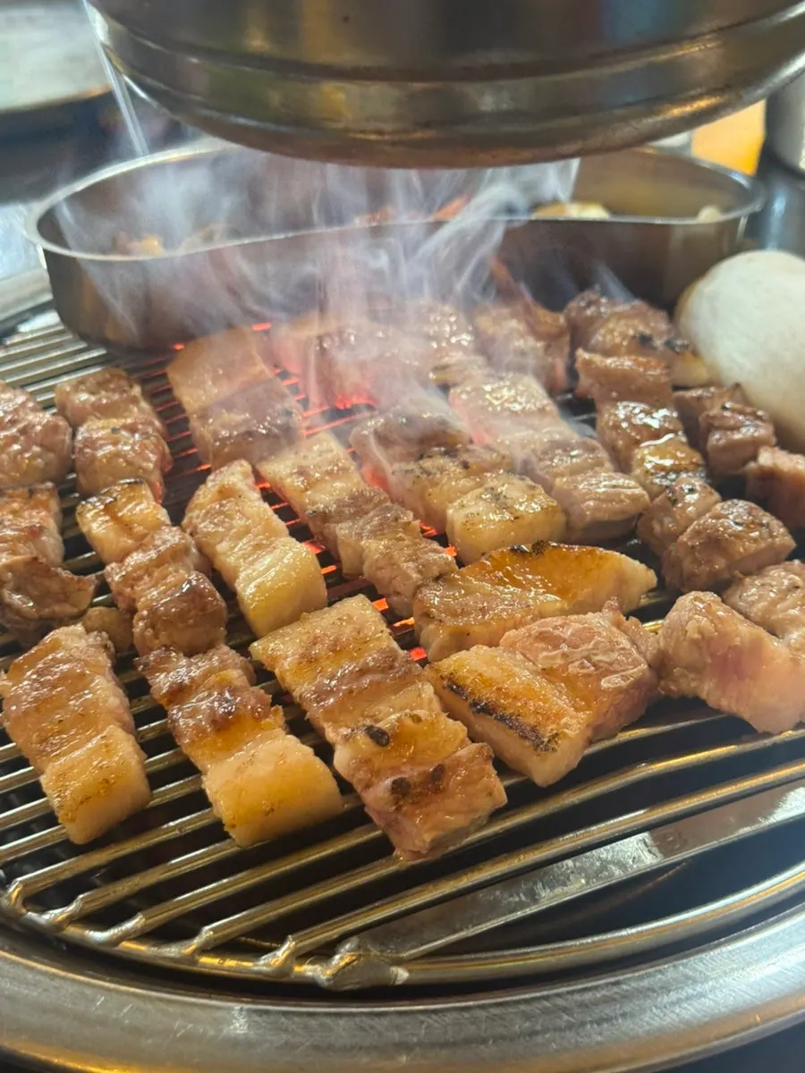 먹기 좋은 크기로 자른 노릇한 삼겹살