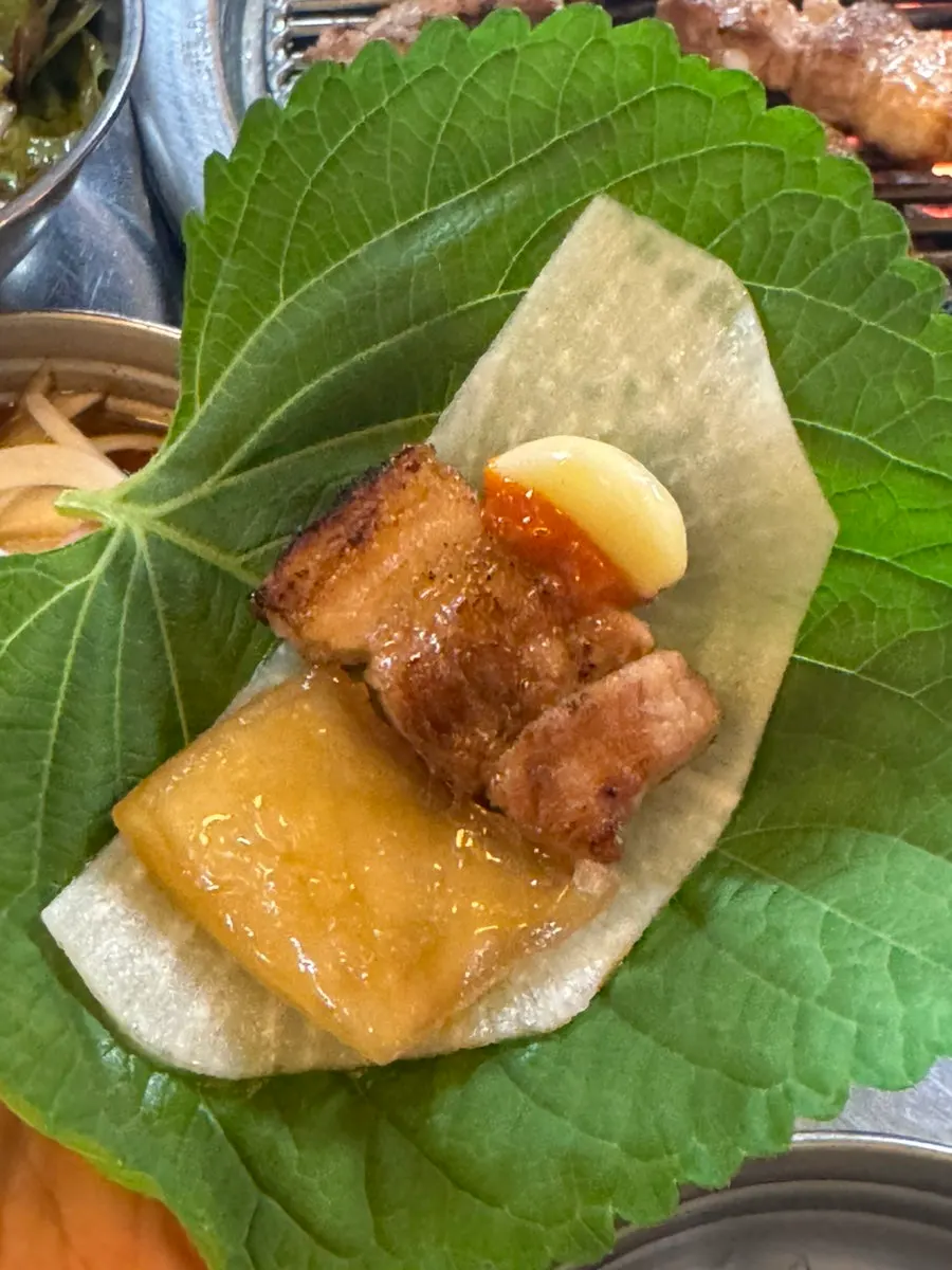 함께 나온 반찬과 삼겹살 쌈 조합
