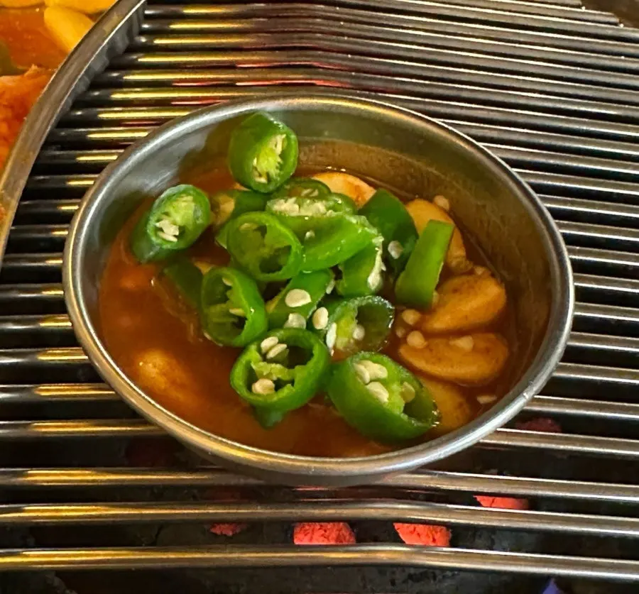 마늘과 고추를 넣은 멜젓 그릇