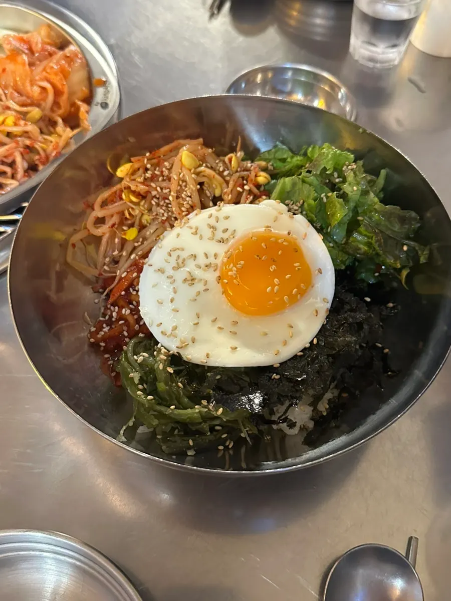 재료가 푸짐한 된장찌개