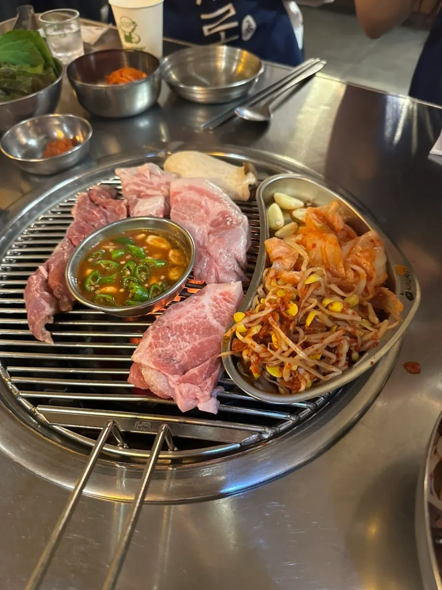 연탄불 팬에서 익는 고기