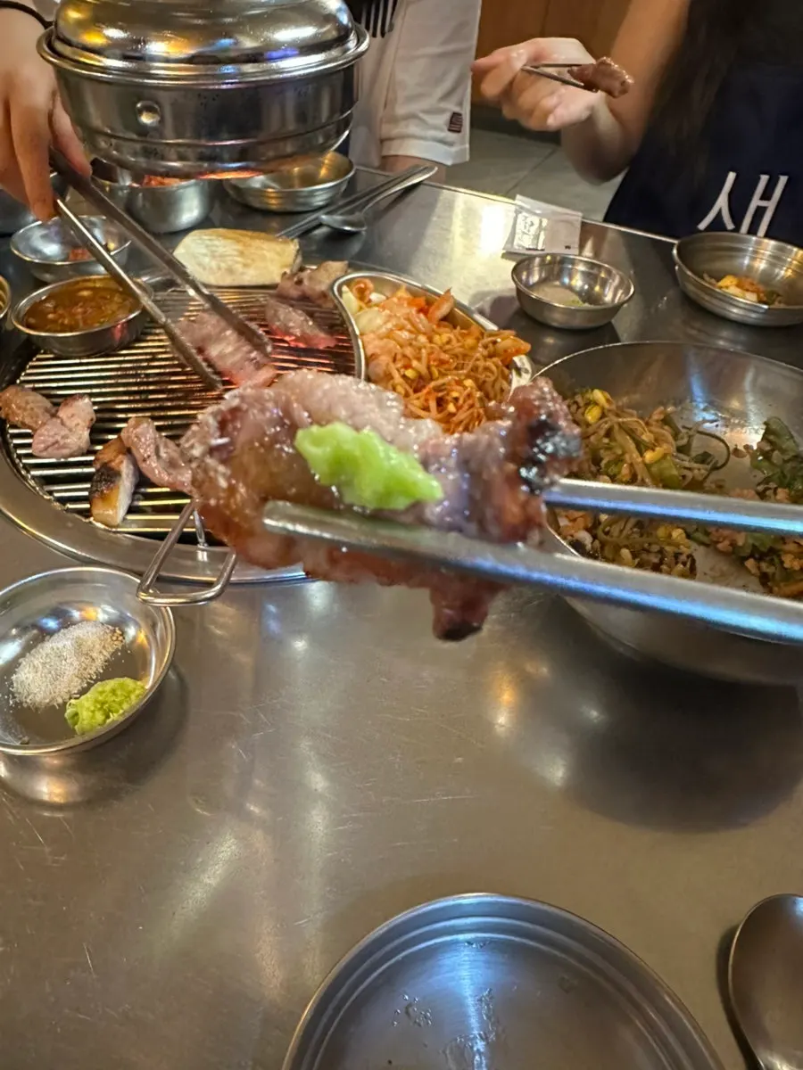 고기 옆에서 함께 굽는 김치와 콩나물