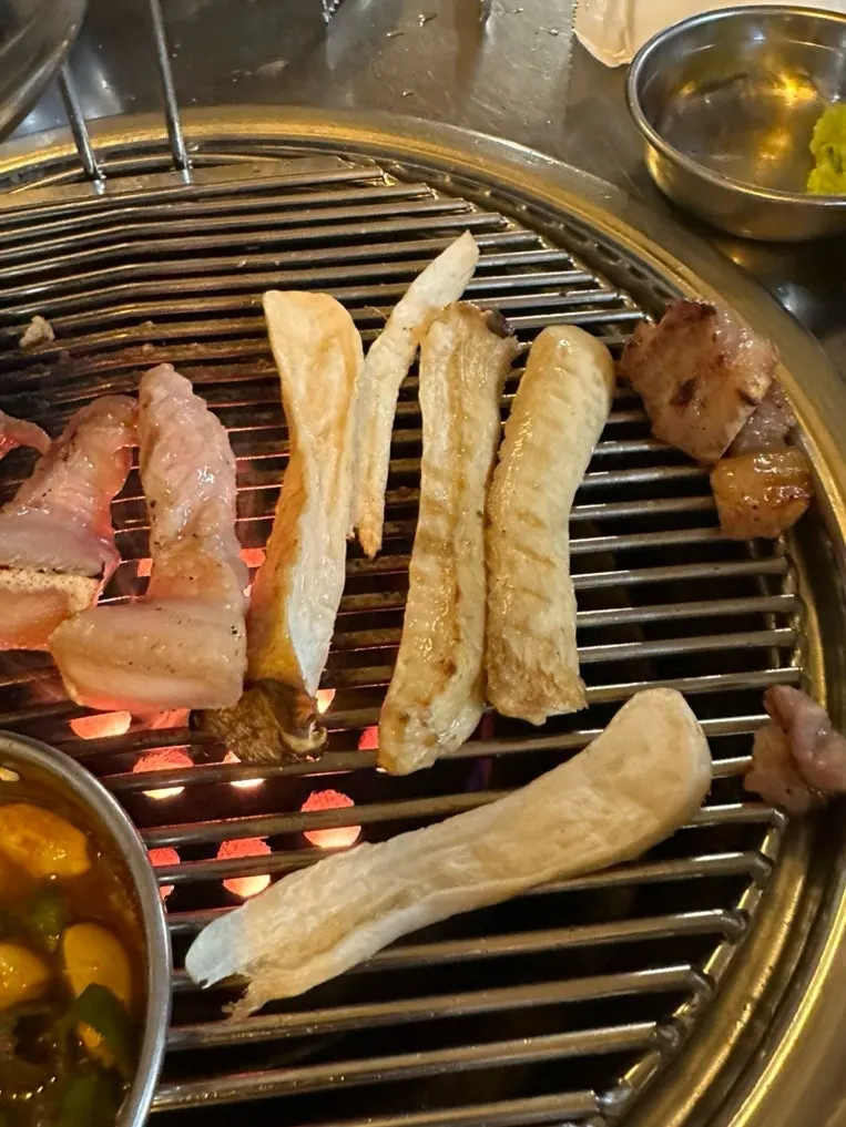 끓는 멜젓에 찍은 고기