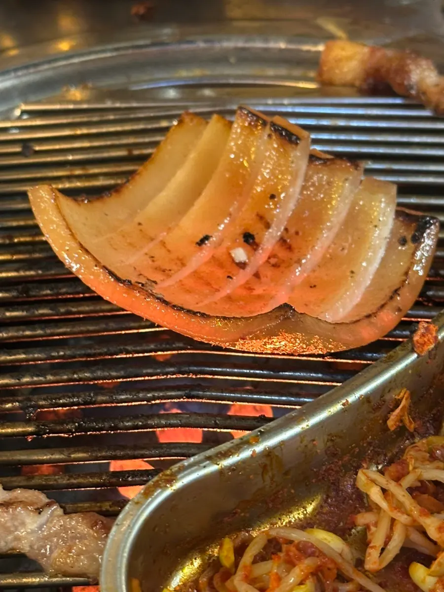 상추깻잎무침에 올린 고기 한 점
