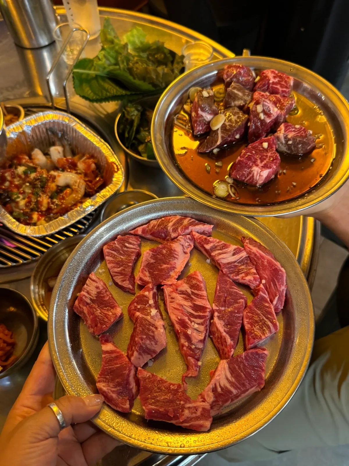 생소갈비살과 양념토시살이 차려진 테이블