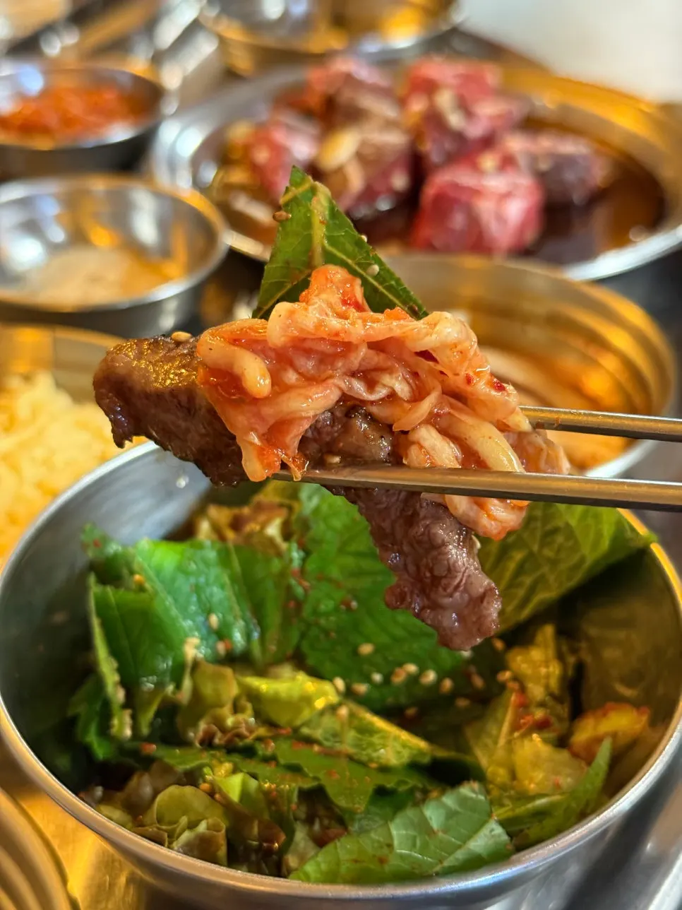 노릇하게 구워진 소갈비살 한 점