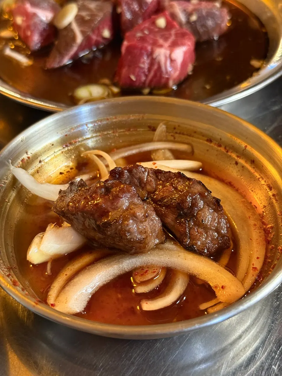 양파간장과 곁들임 반찬 구성