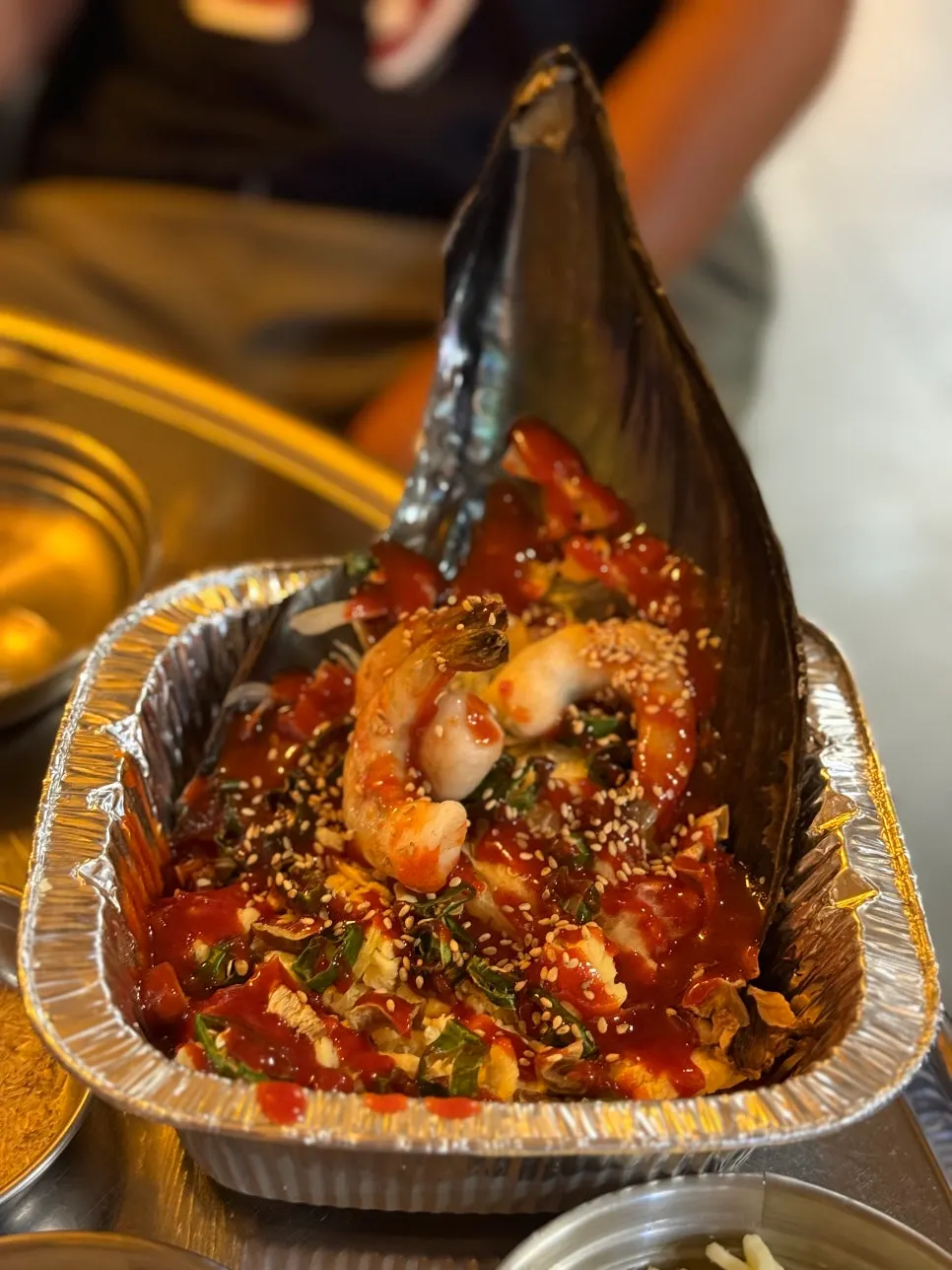 불판에 올린 치즈 키조개구이