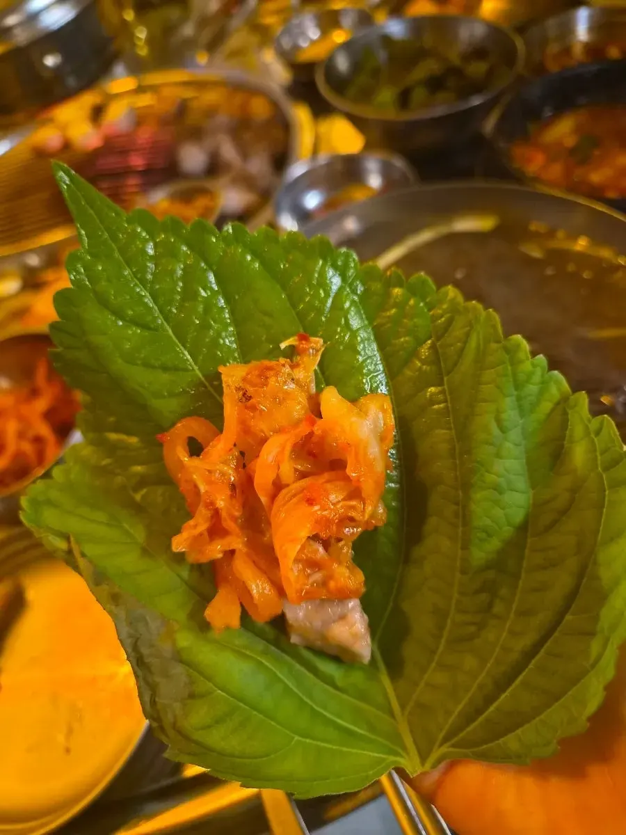 Charcoal-grilled meat wrapped in perilla leaf