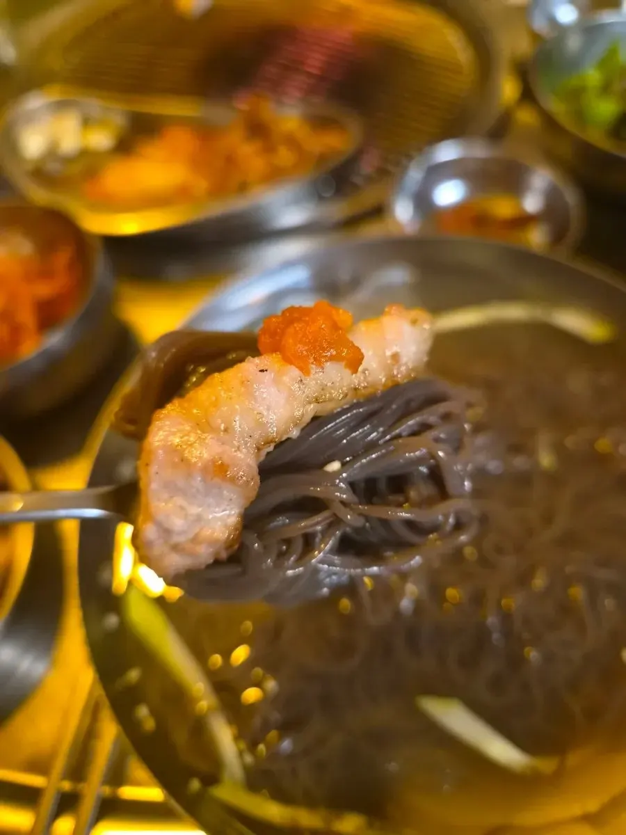 Meat placed on top of cold noodles