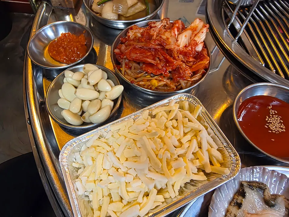 야채와 파인애플이 있는 셀프바 코너