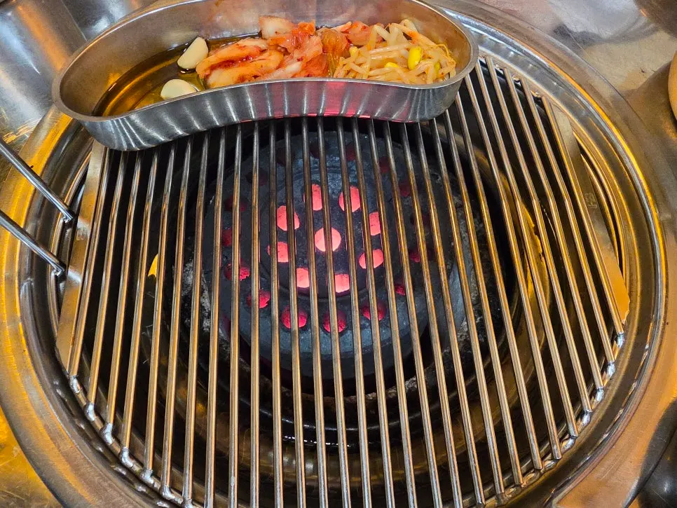 셀프바에서 담아온 마늘과 김치