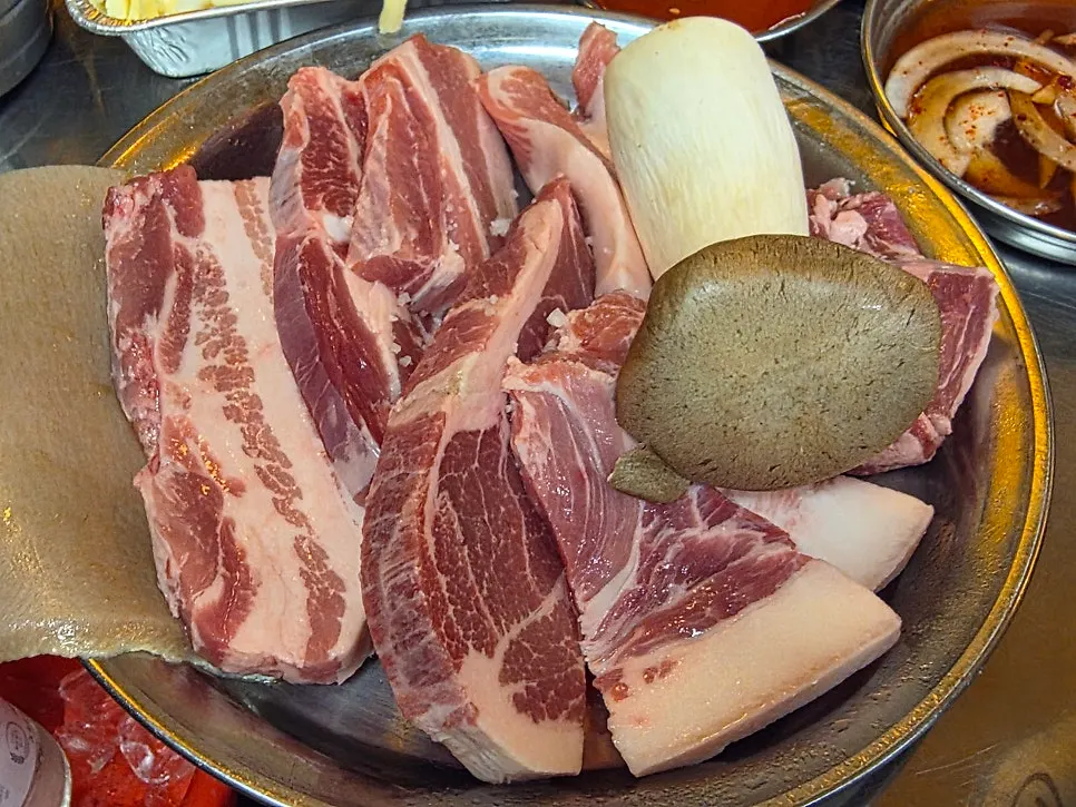 김치와 콩나물이 올라간 연탄구이 불판