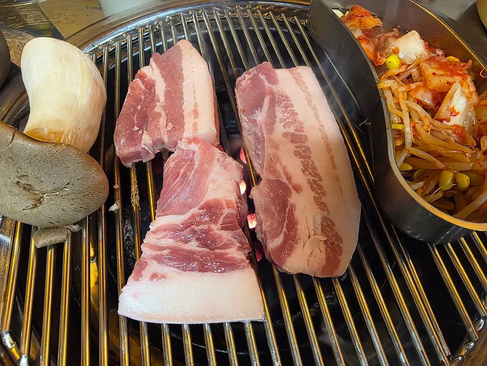 돼지한근 모듬 고기 한 접시