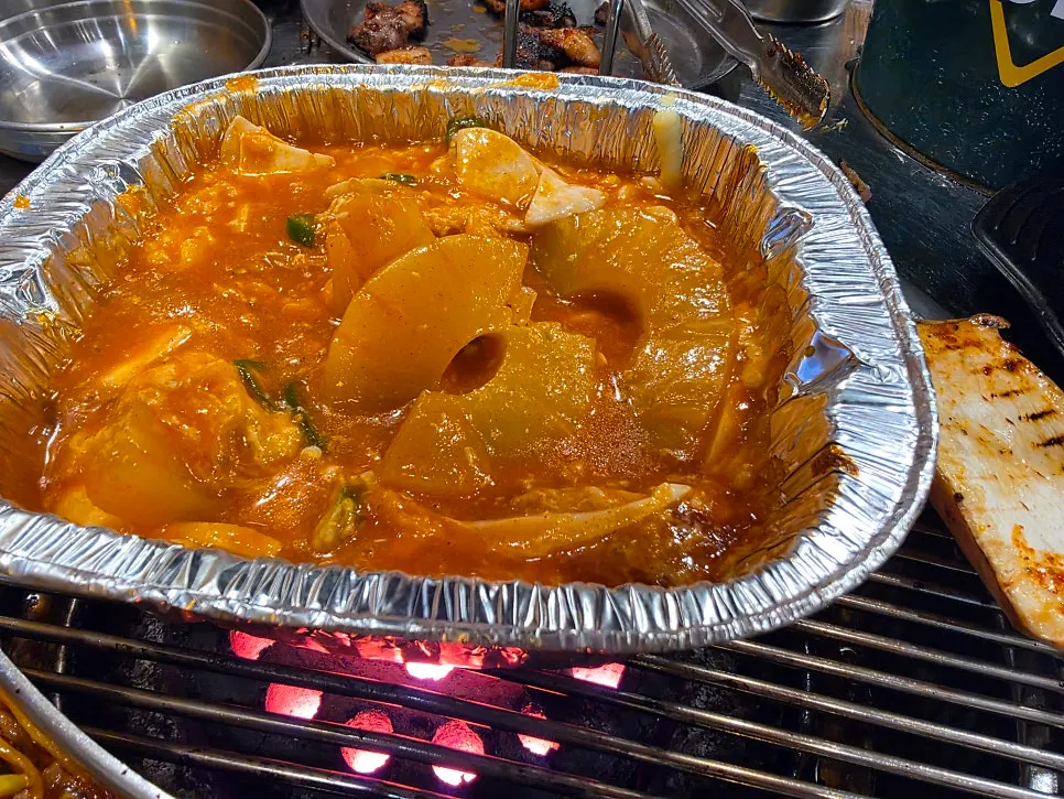새우 버섯 고추 토핑의 치즈 키조개구이