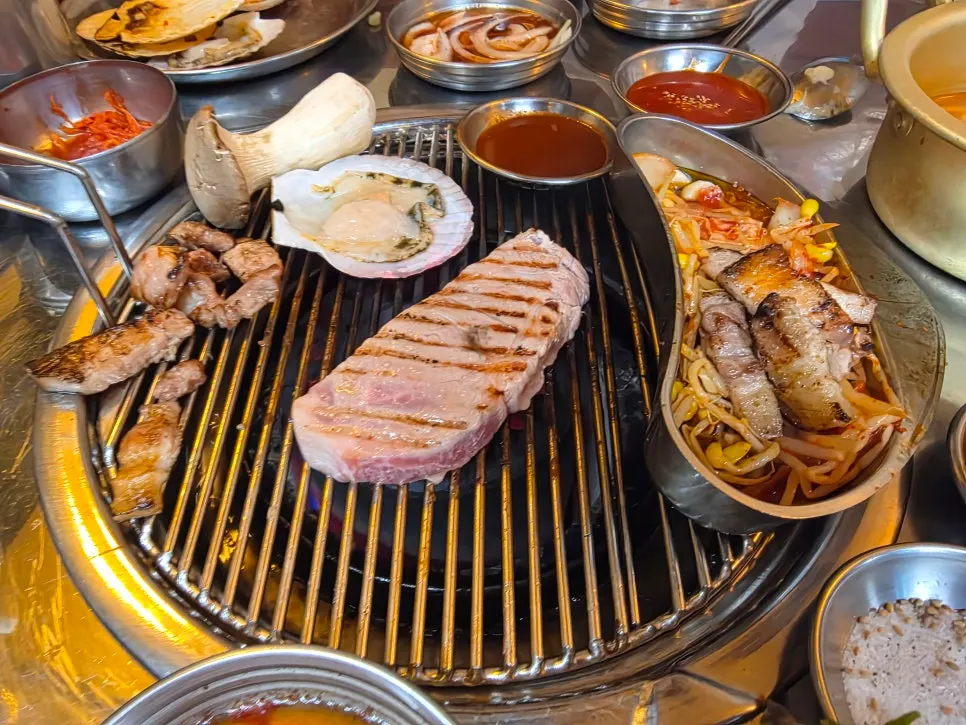연탄불에서 익어가는 치즈 키조개구이