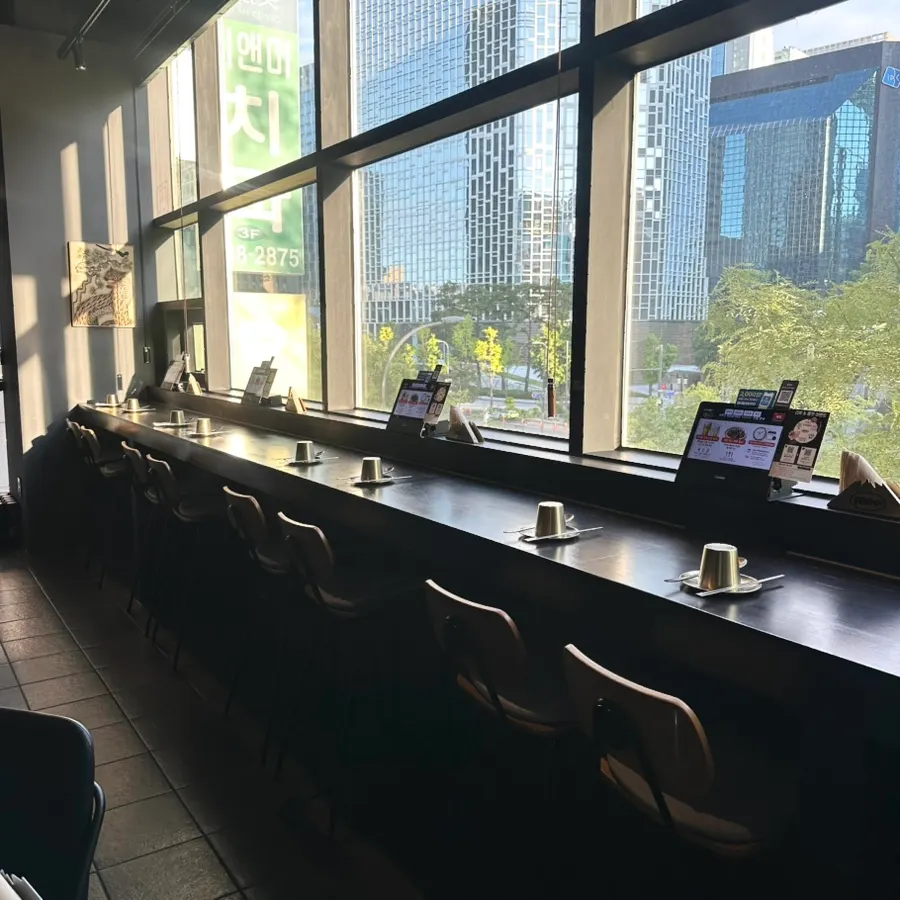 Window seat with a floor-to-ceiling Cheonggyecheon view