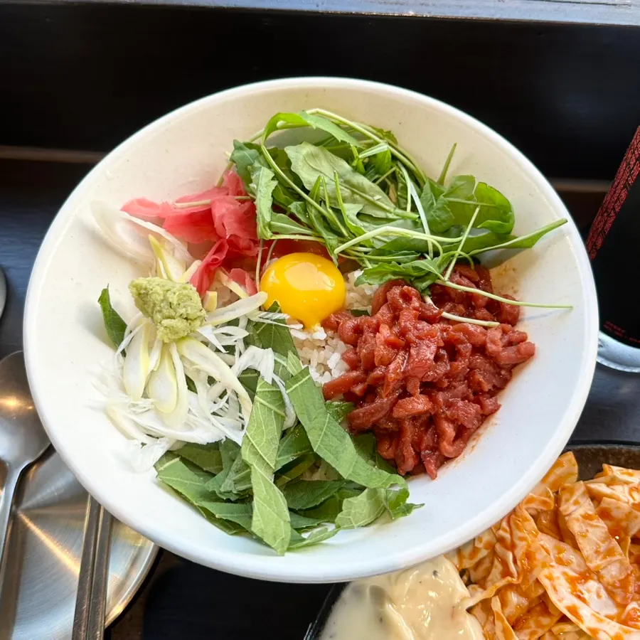 Yukhoe bibimbap