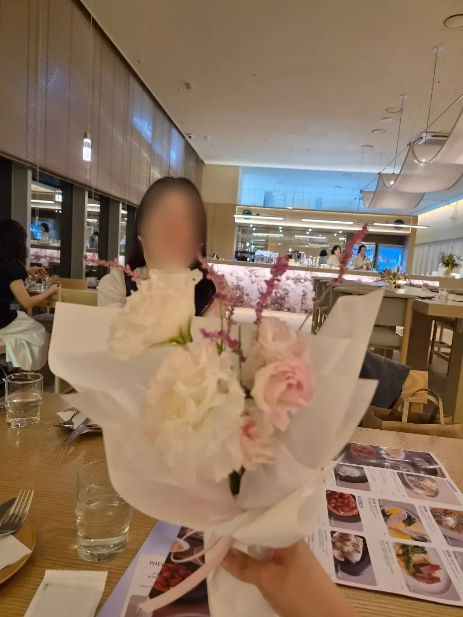 친구가 선물한 하얀 꽃다발
