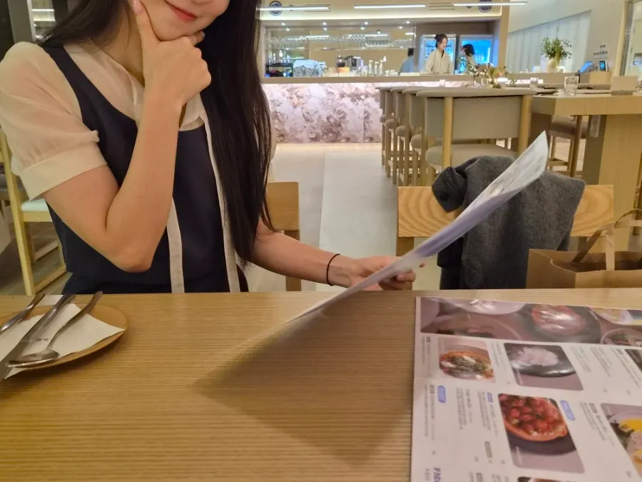 메뉴판을 보며 고민하는 친구