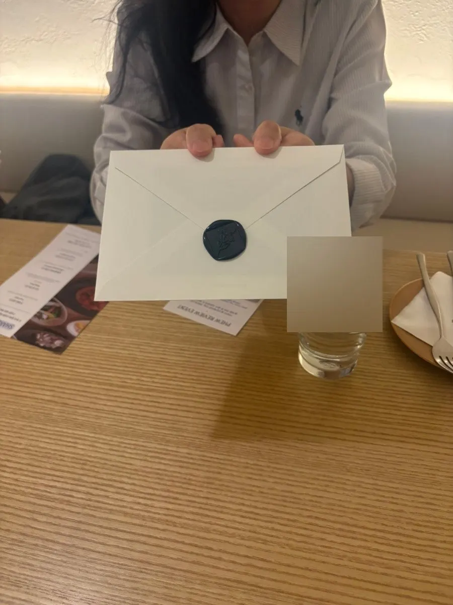 테이블에 올려둔 바른손 청첩장