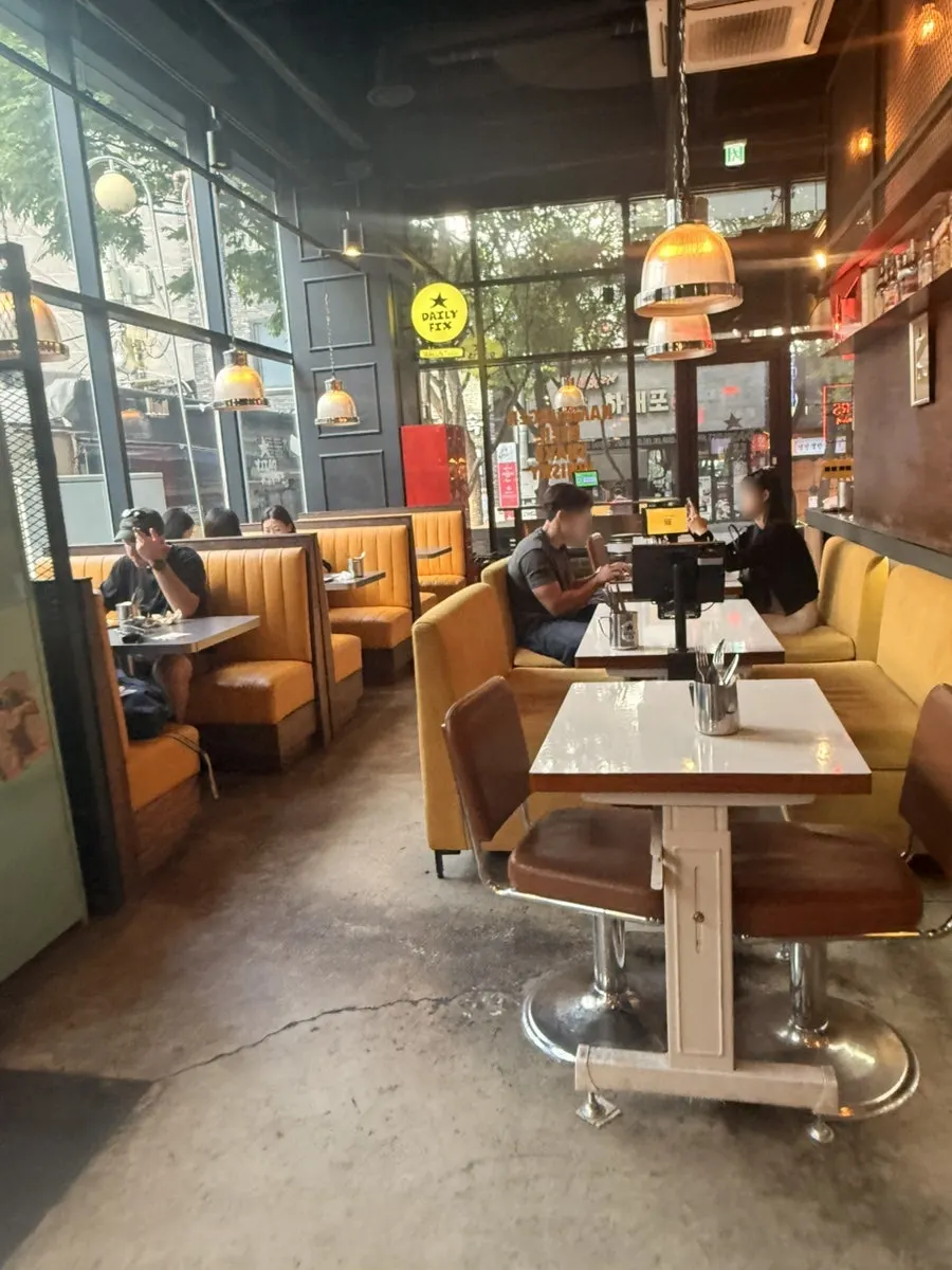 Tables and customers at Daily Fix Euljiro