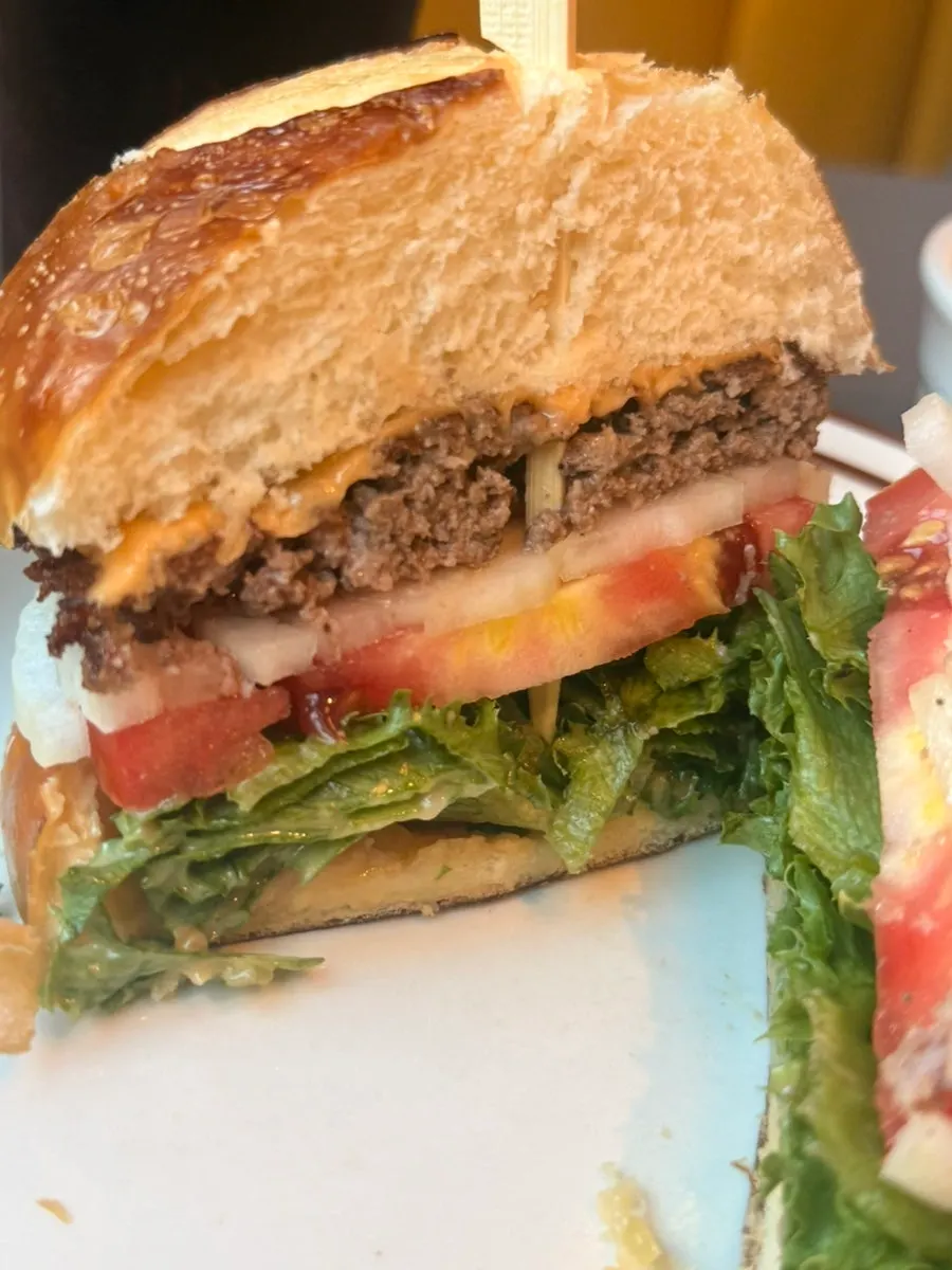 Classic Burger with thick 18mm fries