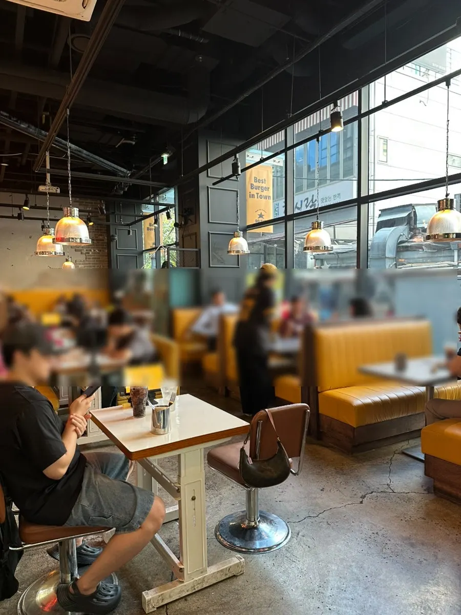 Dining hall full of customers