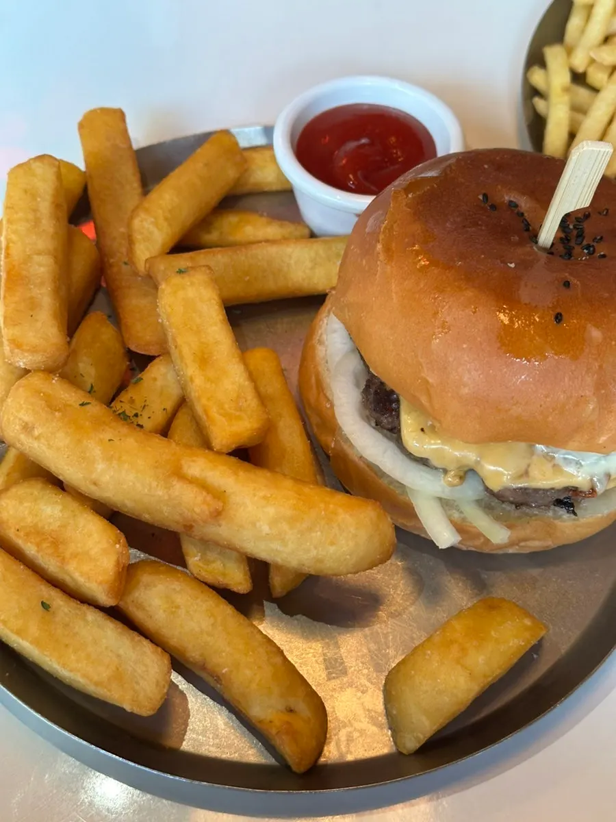 Burger with Hanwoo patty and handmade bacon