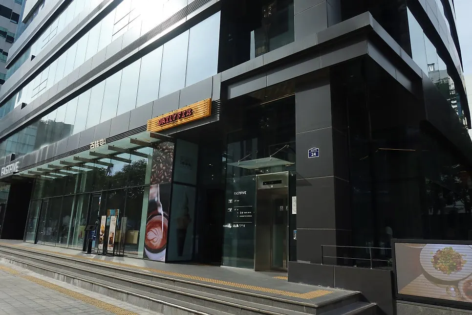 Visiting Daily Fix before an outing to Cheonggyecheon