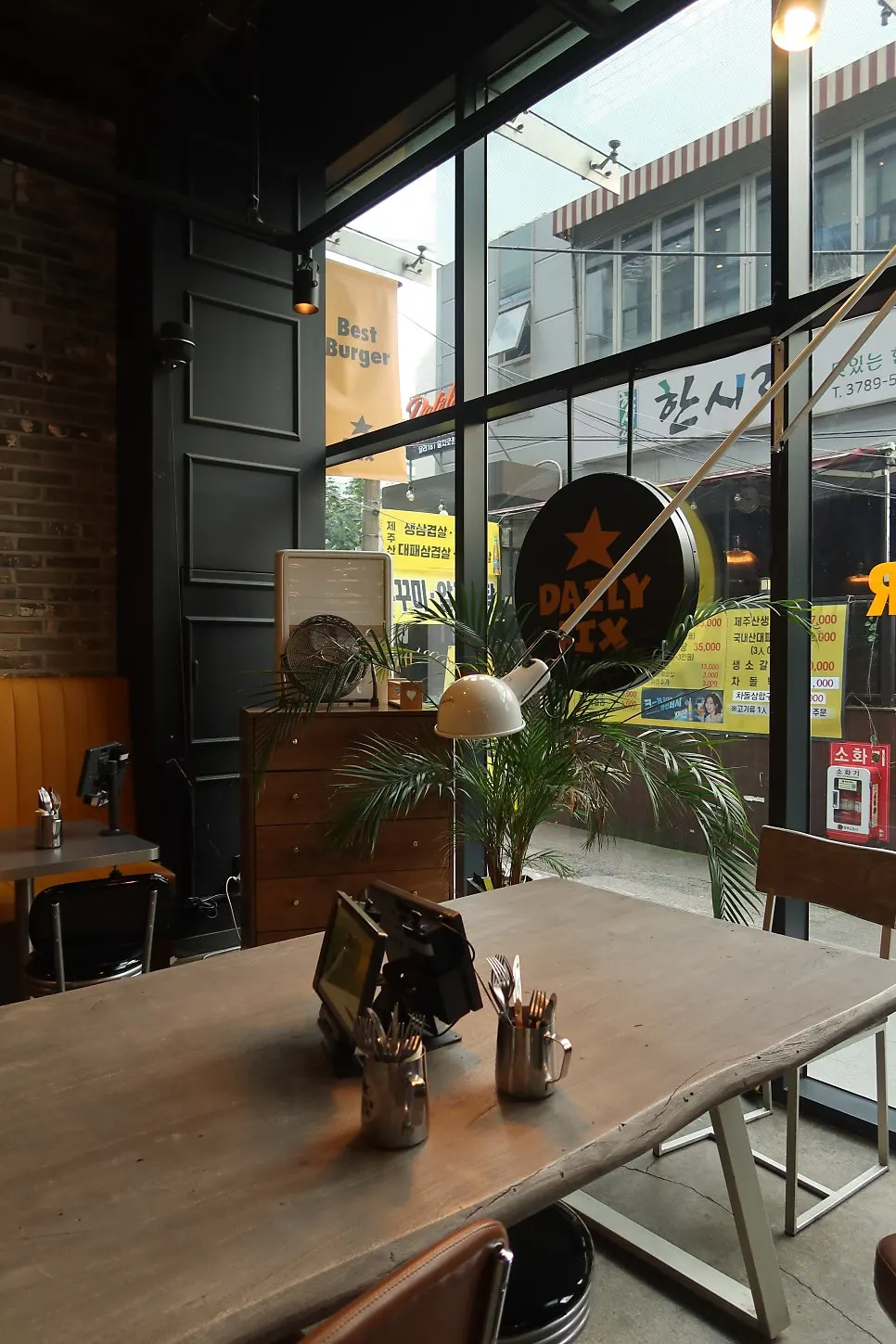 Handmade burger restaurant on the Cheonggyecheon walking route
